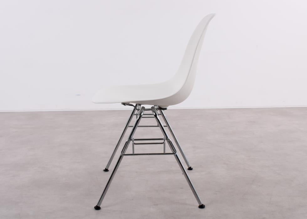 Gebrauchte Vitra Eames Plastic Side Chairs RE DSS in Weiß