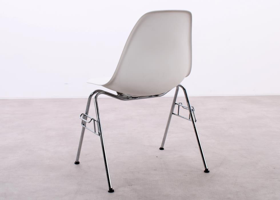 Gebrauchte Vitra Eames Plastic Side Chairs RE DSS in Weiß