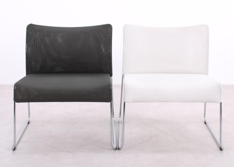 Zwei gebrauchte Vitra Soft Sim Sessel in Grau und Weiß in der Vorderansicht