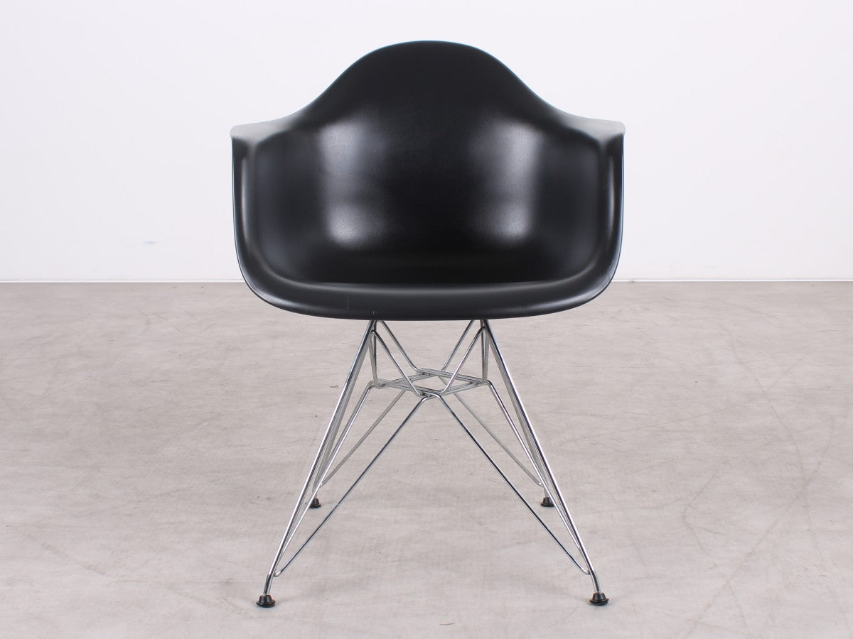 Gebrauchter Vitra Eames DAR Armlehnstuhl in Schwarz in frontaler Ansicht