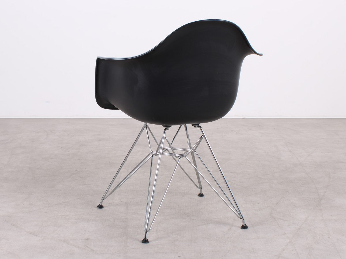 Gebrauchter Vitra Eames Plastic Chair DAR in Schwarz in der Rückansicht