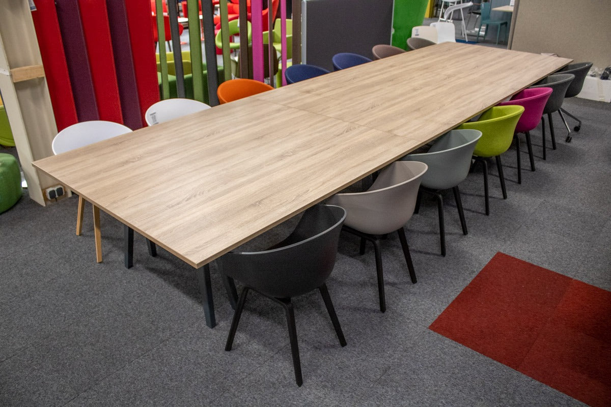 Gebrauchter Vitra Joyn 2 Platform Konferenztisch mit eichefarbener Tischplatte und schwarzem Gestell in schräger Ansicht