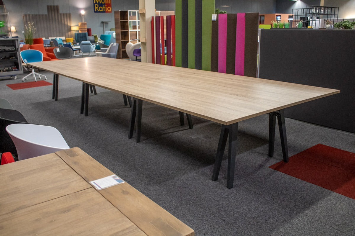 Langer gebrauchter Vitra Joyn 2 Platform Konferenztisch mit eichefarbener Tischplatte
