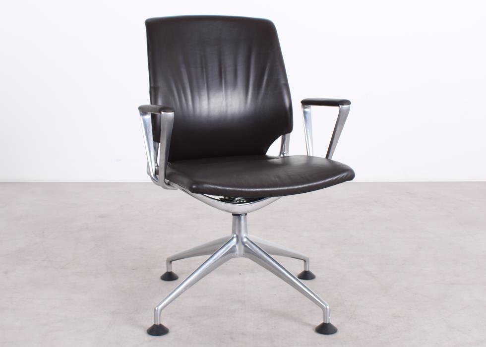 Gebrauchter Vitra Meda Chair Konferenzstuhl mit braunem Naturleder