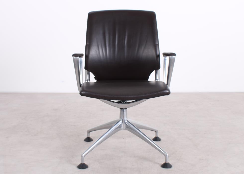 Gebrauchter Vitra Meda Chair Konferenzstuhl mit braunem Naturleder
