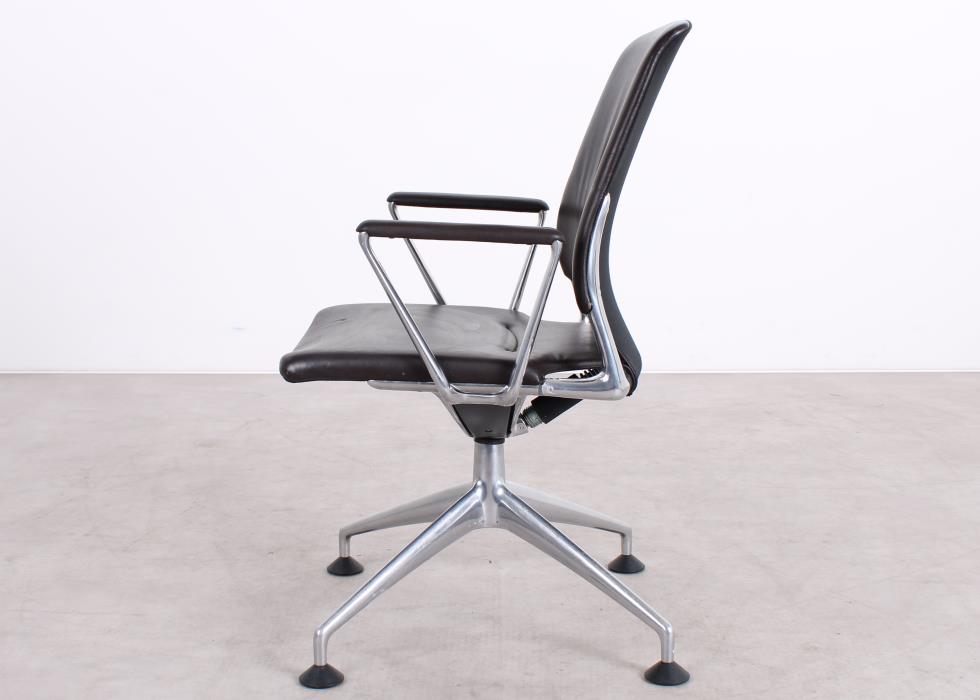 Gebrauchter Vitra Meda Chair Konferenzstuhl mit braunem Naturleder