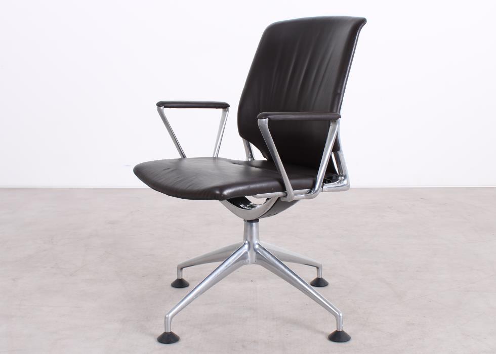 Gebrauchter Vitra Meda Chair Konferenzstuhl mit braunem Naturleder