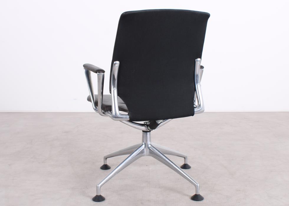 Gebrauchter Vitra Meda Chair Konferenzstuhl mit braunem Naturleder