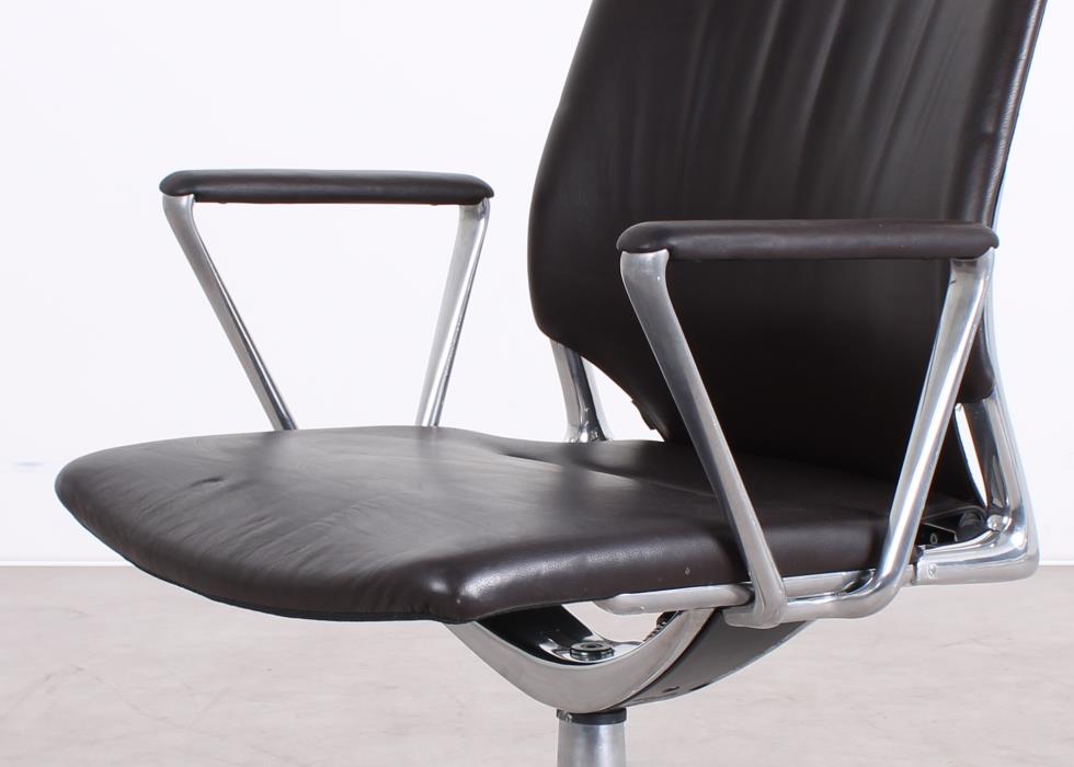 Gebrauchter Vitra Meda Chair Konferenzstuhl mit braunem Naturleder