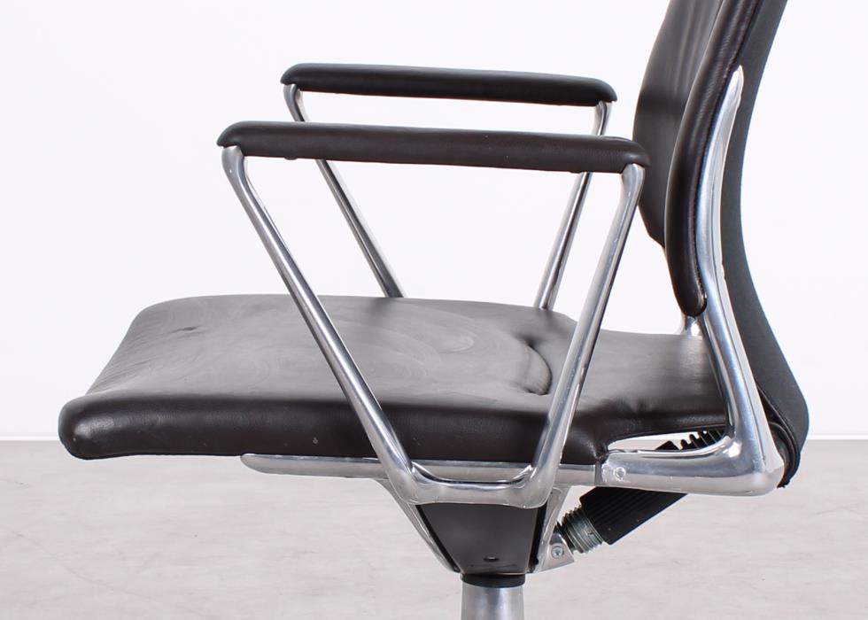 Gebrauchter Vitra Meda Chair Konferenzstuhl mit braunem Naturleder