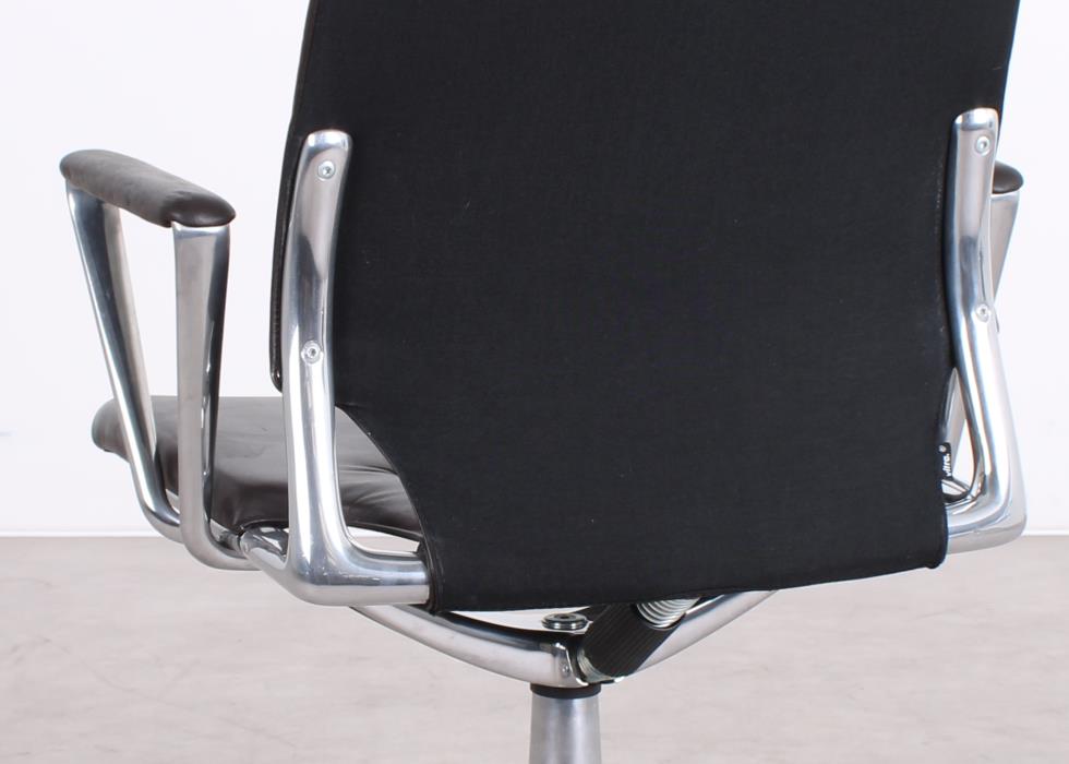 Gebrauchter Vitra Meda Chair Konferenzstuhl mit braunem Naturleder