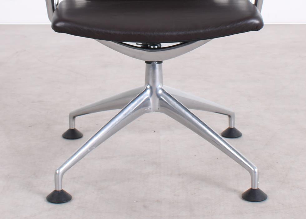 Gebrauchter Vitra Meda Chair Konferenzstuhl mit braunem Naturleder
