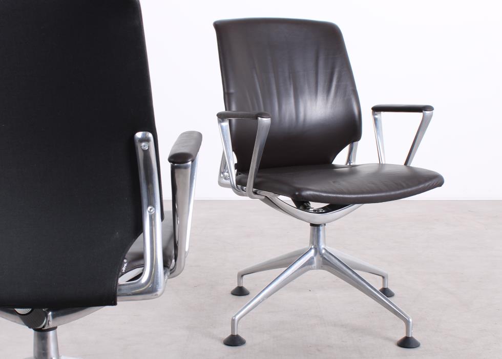 Gebrauchter Vitra Meda Chair Konferenzstuhl mit braunem Naturleder