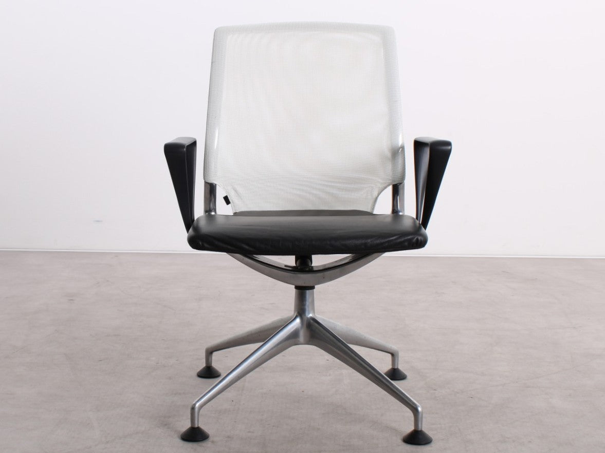 Gebrauchter Vitra Meda Chair Konferenzstuhl mit schwarzem Leder und weißem Netweave Rücken