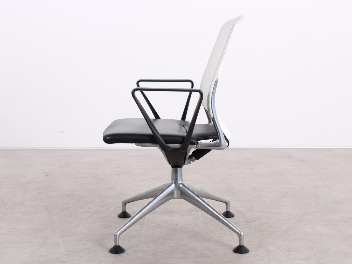 Gebrauchter Vitra Meda Chair Konferenzstuhl mit schwarzem Leder und weißem Netweave Rücken