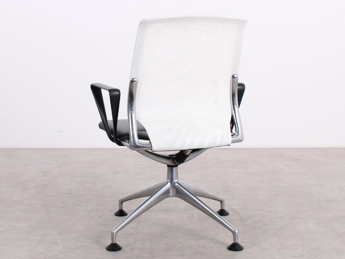 Gebrauchter Vitra Meda Chair Konferenzstuhl mit schwarzem Leder und weißem Netweave Rücken