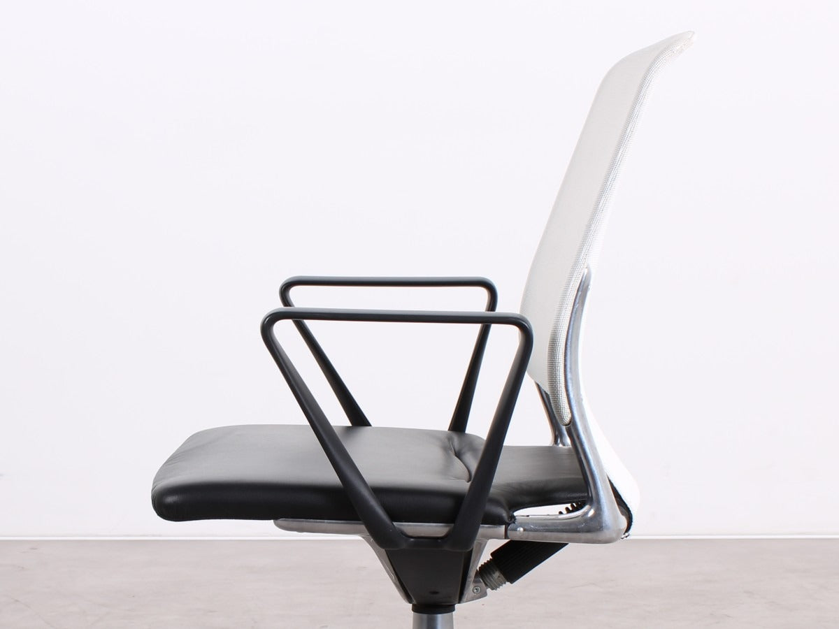 Gebrauchter Vitra Meda Chair Konferenzstuhl mit schwarzem Leder und weißem Netweave Rücken