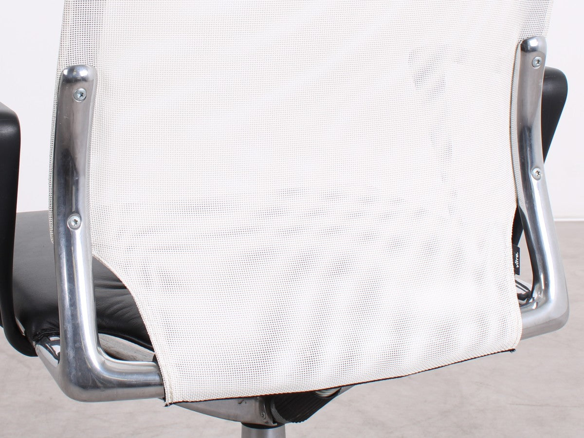 Gebrauchter Vitra Meda Chair Konferenzstuhl mit schwarzem Leder und weißem Netweave Rücken
