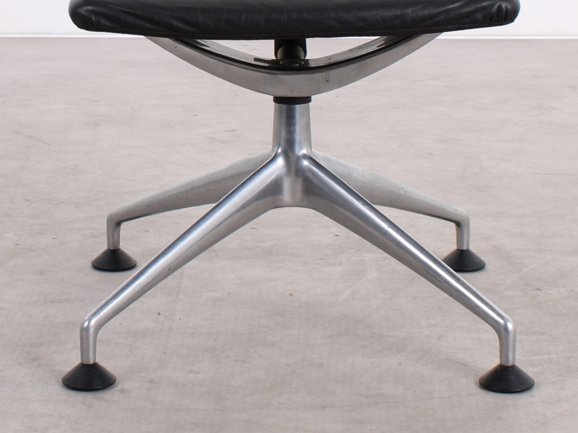 Gebrauchter Vitra Meda Chair Konferenzstuhl mit schwarzem Leder und weißem Netweave Rücken