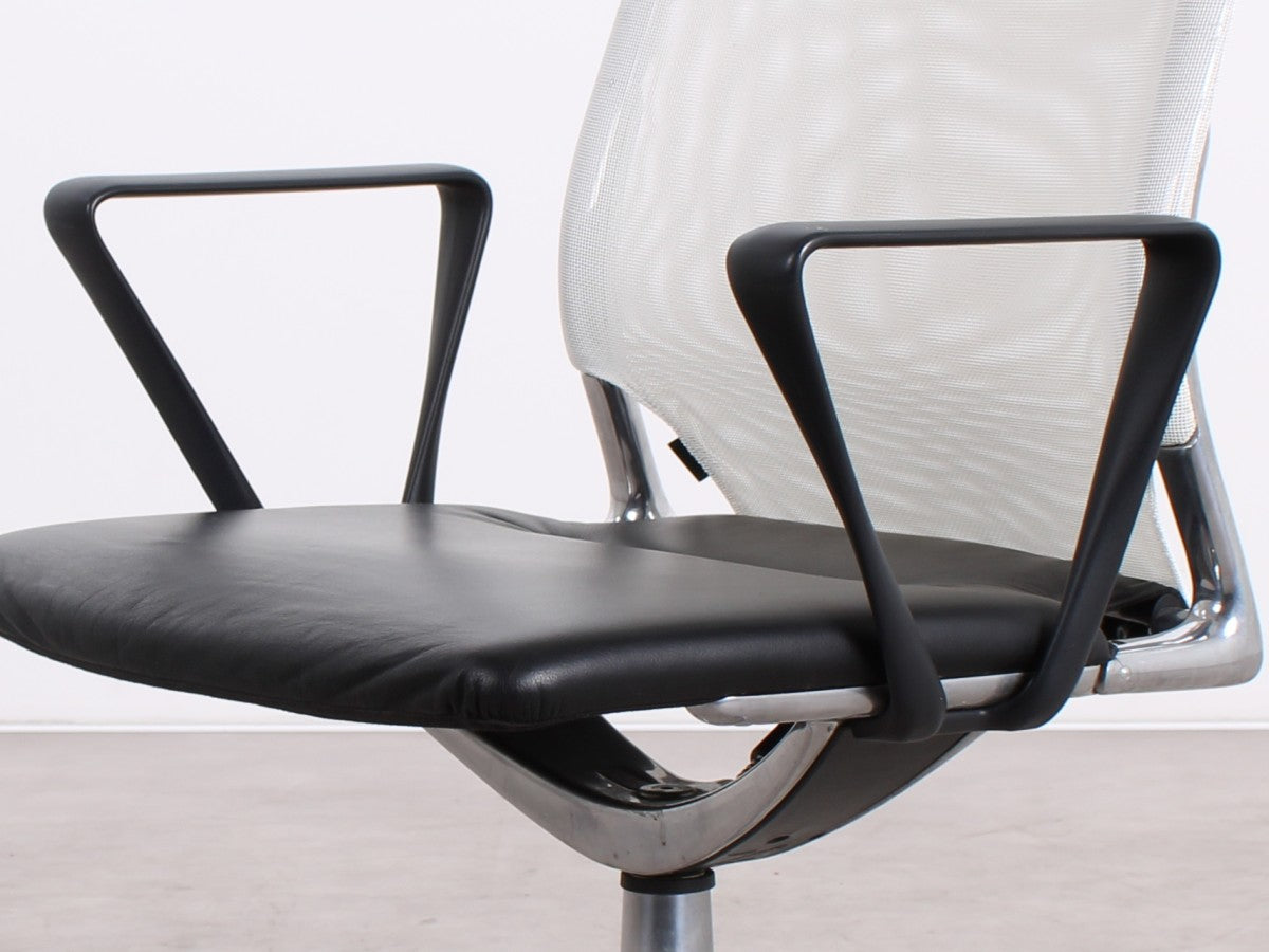 Gebrauchter Vitra Meda Chair Konferenzstuhl mit schwarzem Leder und weißem Netweave Rücken