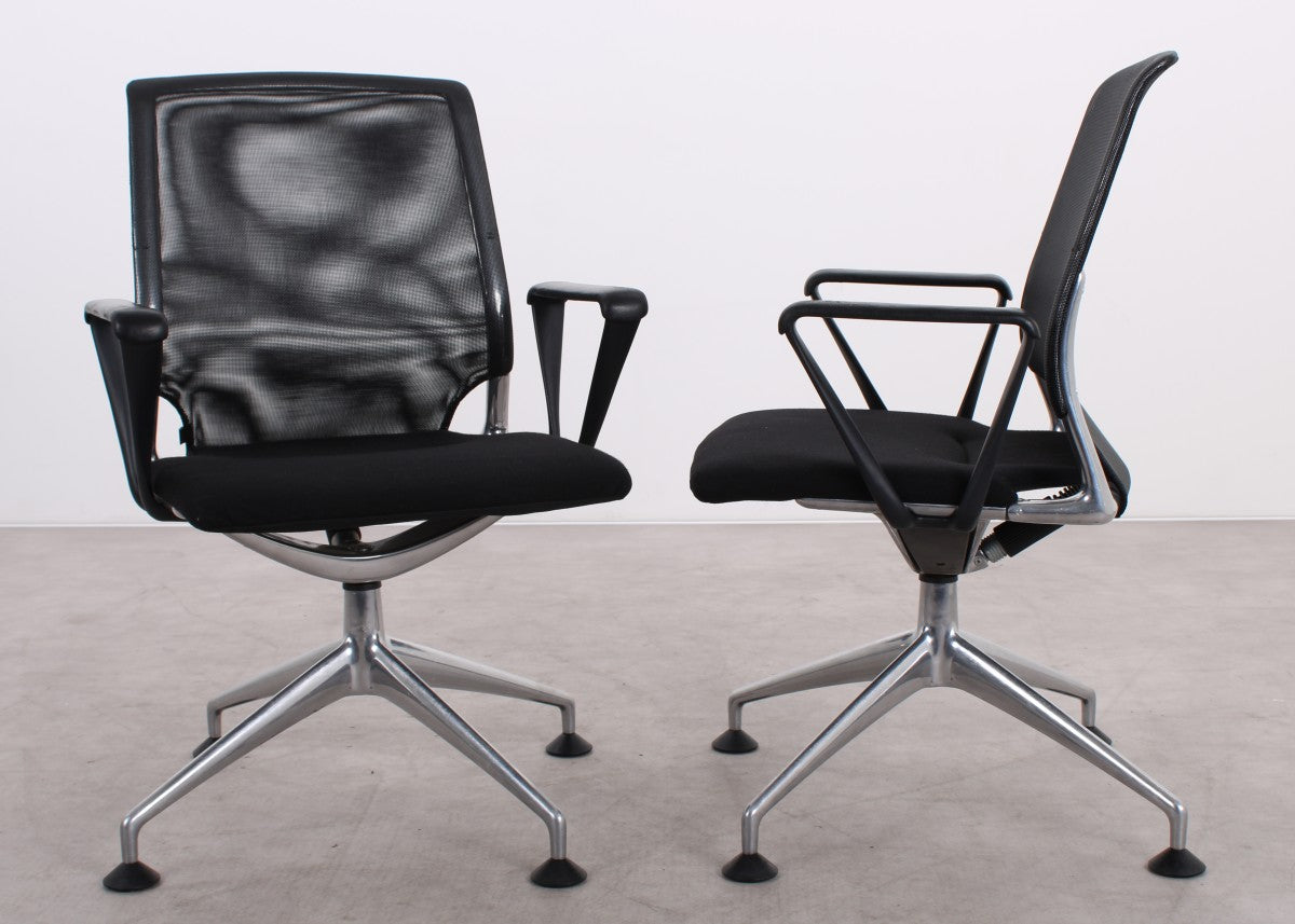 Gebrauchter Vitra Meda Chair Konferenzstuhl mit schwarzem Netweave Rücken und Aluminiumgestell