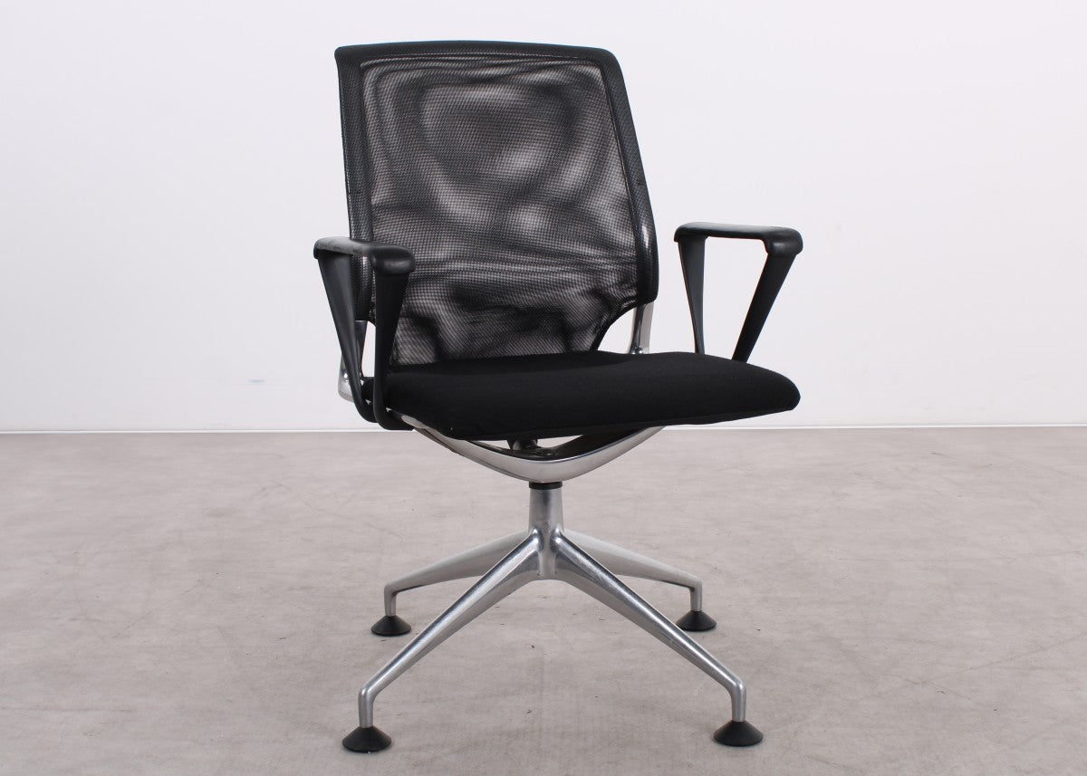 Gebrauchter Vitra Meda Chair Konferenzstuhl mit schwarzem Netweave Rücken und Aluminiumgestell