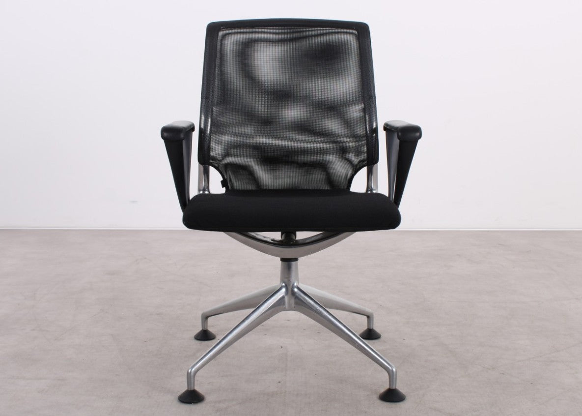 Gebrauchter Vitra Meda Chair Konferenzstuhl mit schwarzem Netweave Rücken und Aluminiumgestell
