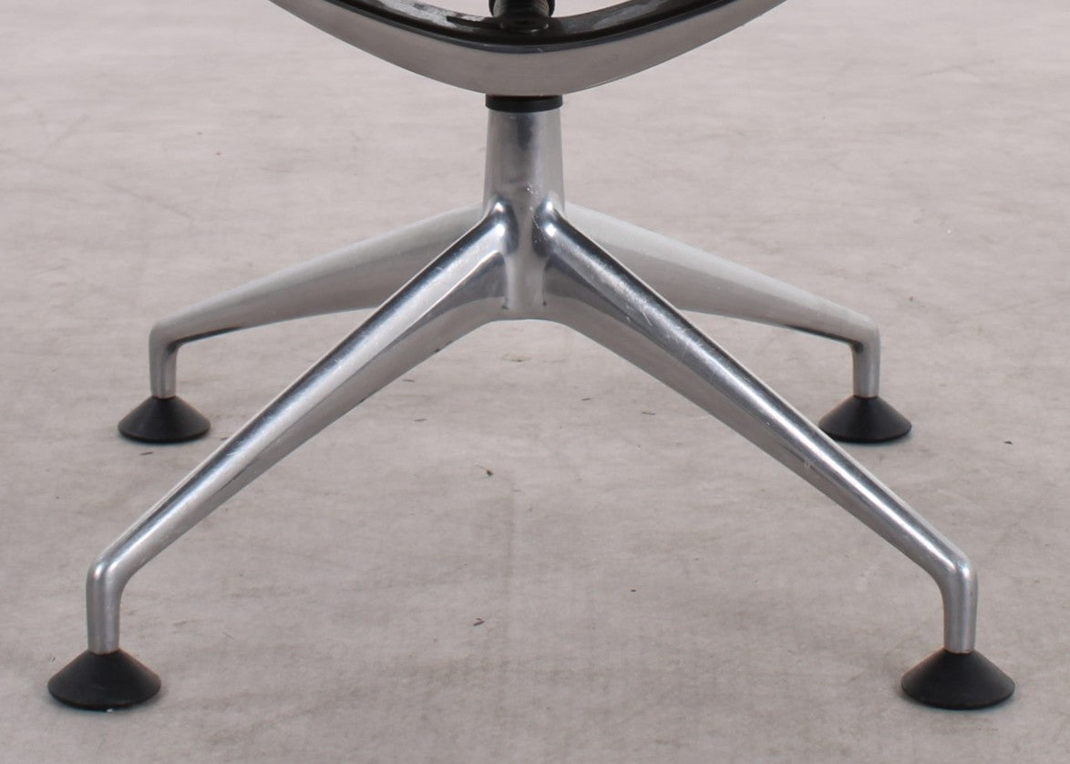 Gebrauchter Vitra Meda Chair Konferenzstuhl mit schwarzem Netweave Rücken und Aluminiumgestell