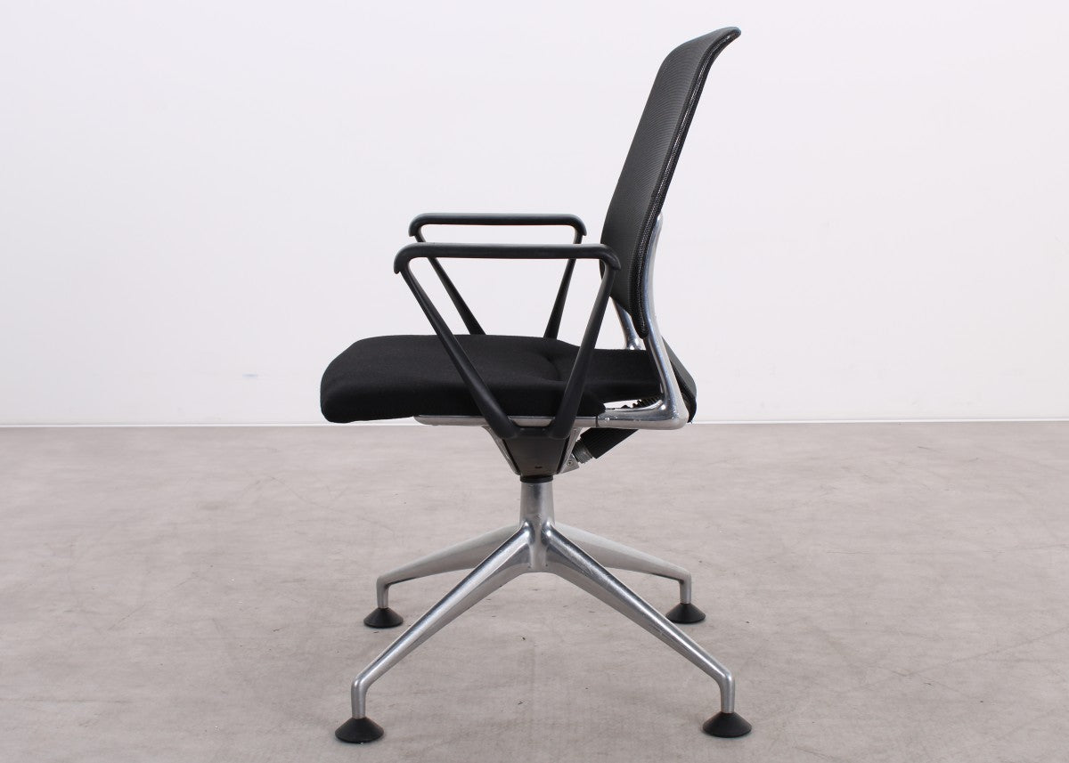 Gebrauchter Vitra Meda Chair Konferenzstuhl mit schwarzem Netweave Rücken und Aluminiumgestell