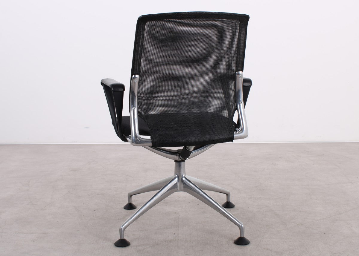 Gebrauchter Vitra Meda Chair Konferenzstuhl mit schwarzem Netweave Rücken und Aluminiumgestell