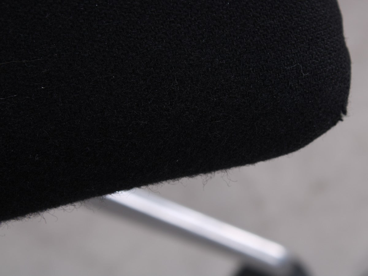Gebrauchter Vitra Meda Chair Konferenzstuhl mit schwarzem Netweave Rücken und Aluminiumgestell