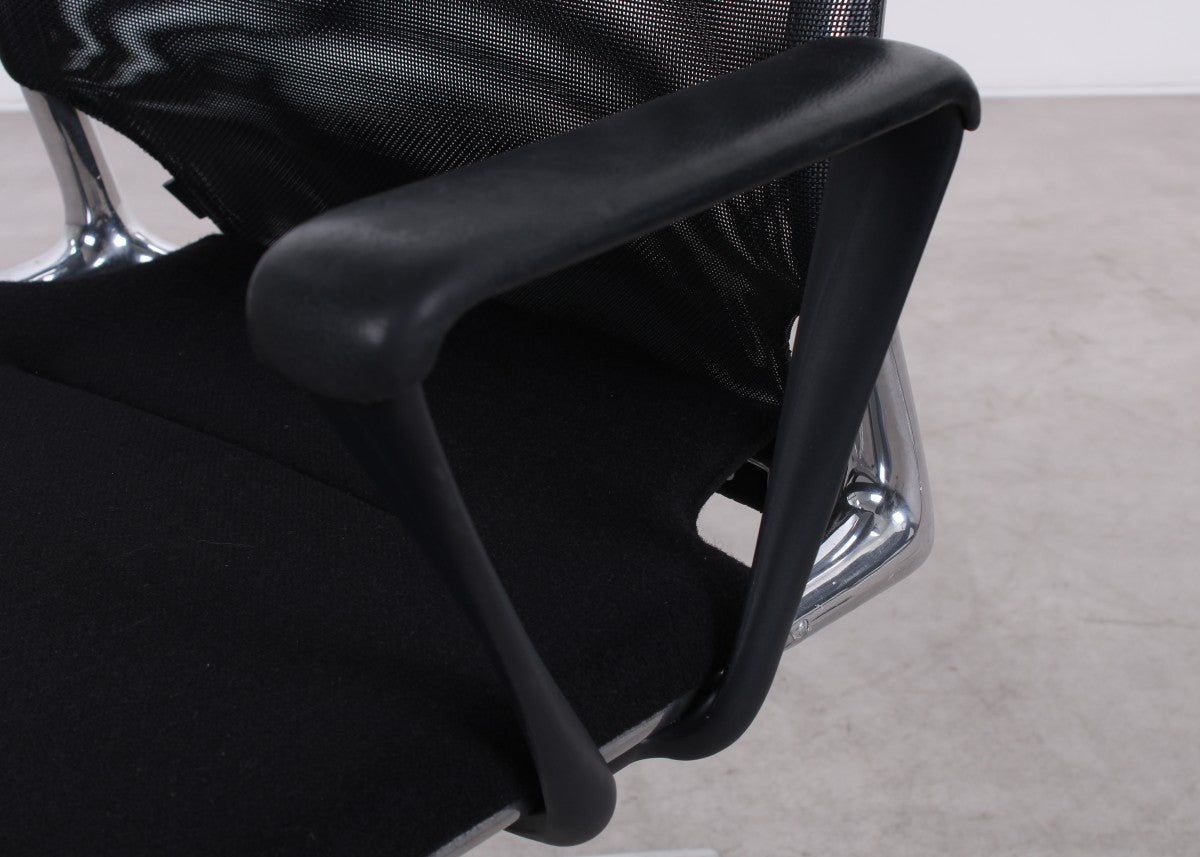 Gebrauchter Vitra Meda Chair Konferenzstuhl mit schwarzem Netweave Rücken und Aluminiumgestell