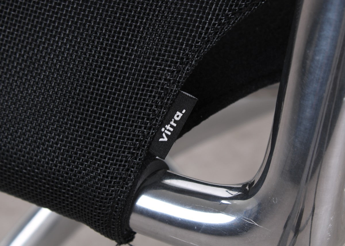 Gebrauchter Vitra Meda Chair Konferenzstuhl mit schwarzem Netweave Rücken und Aluminiumgestell