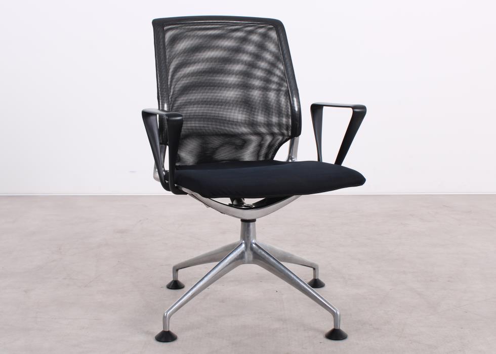 Gebrauchter Vitra Meda Chair Konferenzstuhl mit schwarzem Stoff und Netweave Rücken