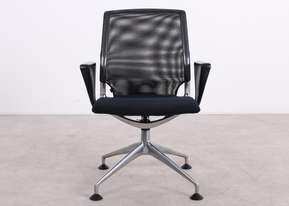Gebrauchter Vitra Meda Chair Konferenzstuhl mit schwarzem Stoff und Netweave Rücken