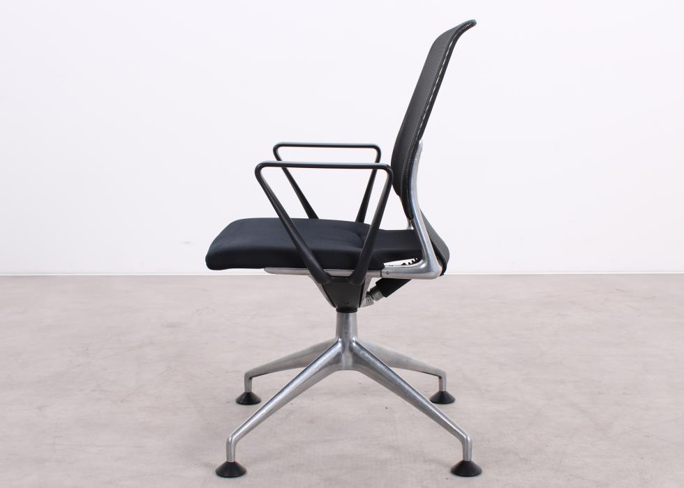 Gebrauchter Vitra Meda Chair Konferenzstuhl mit schwarzem Stoff und Netweave Rücken