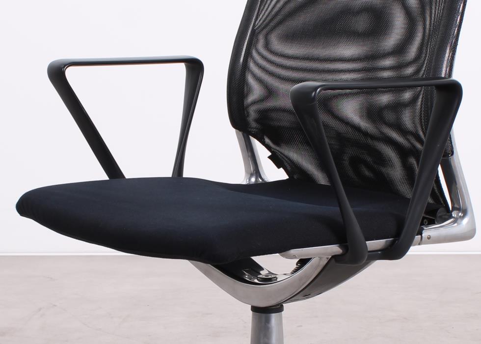 Gebrauchter Vitra Meda Chair Konferenzstuhl mit schwarzem Stoff und Netweave Rücken