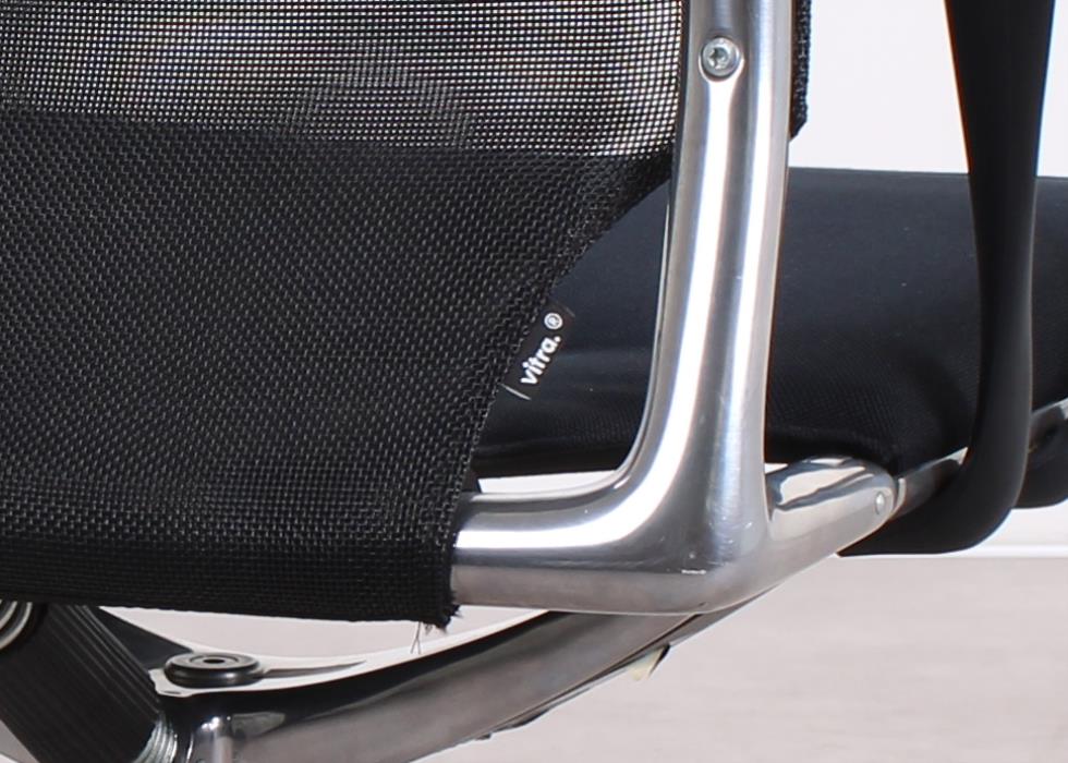 Gebrauchter Vitra Meda Chair Konferenzstuhl mit schwarzem Stoff und Netweave Rücken