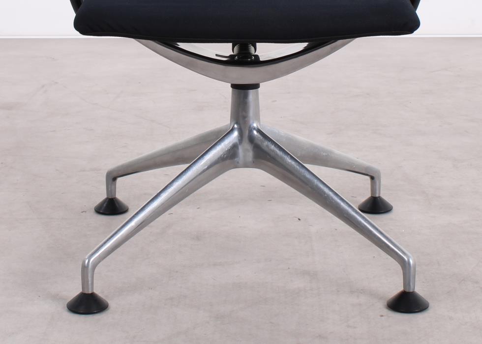 Gebrauchter Vitra Meda Chair Konferenzstuhl mit schwarzem Stoff und Netweave Rücken