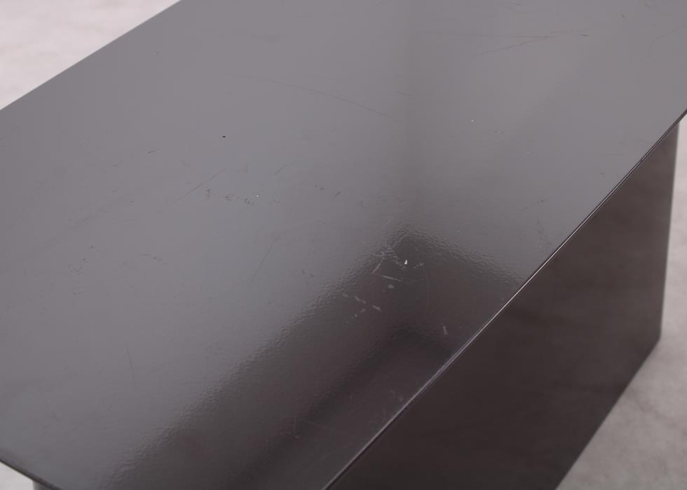 Vitra Metal Side Table Beistelltisch in kompakter rechteckiger Form