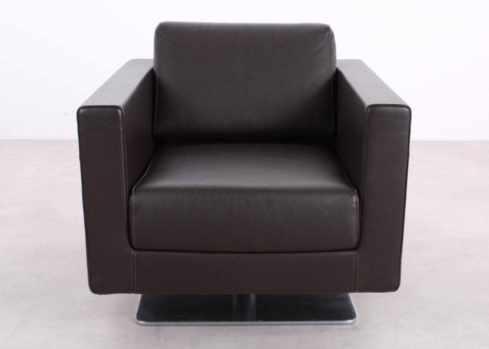 Gebrauchter Vitra Park Swivel Ledersessel in Braun in der Frontansicht