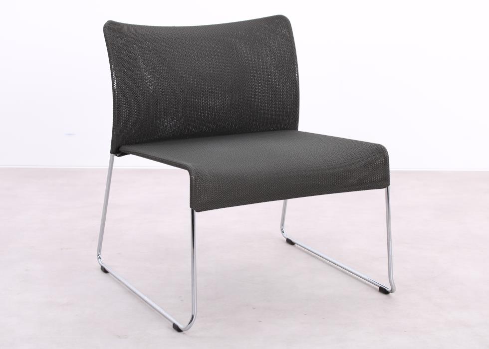 Gebrauchter Vitra Soft Sim Sessel in Grau in schräger Vorderansicht