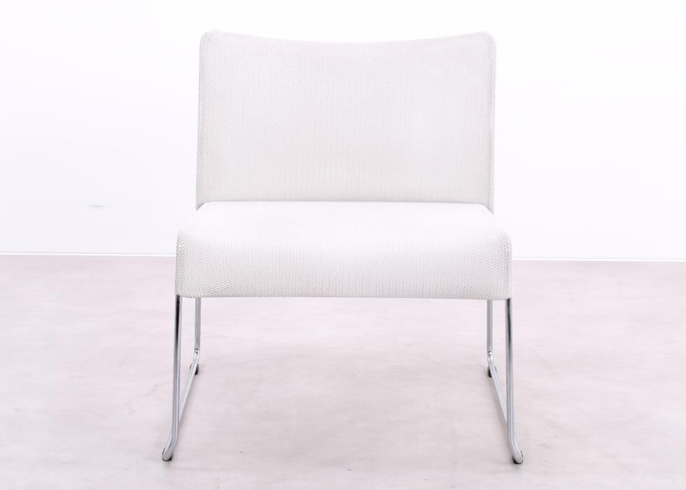 Gebrauchter Vitra Soft Sim Sessel in Weiß in frontaler Ansicht