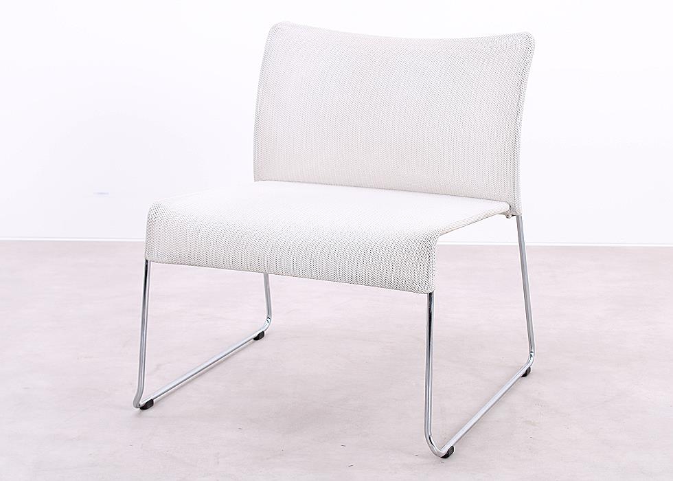  Gebrauchter Vitra Soft Sim Design-Sessel in Weiß in schräger Vorderansicht