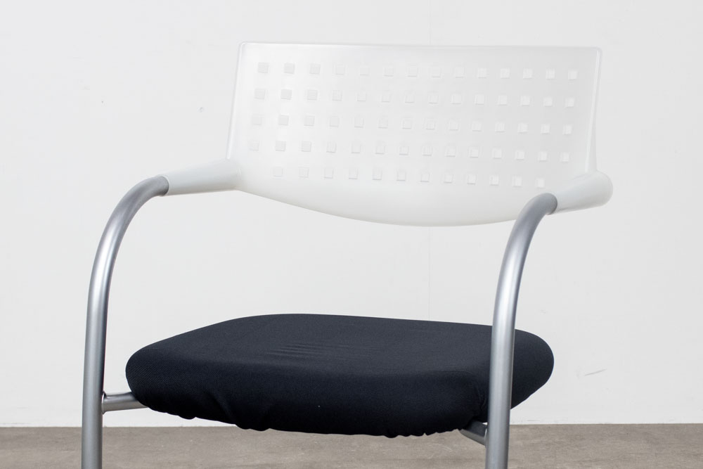Gebrauchter Vitra Visavis Besucherstuhl Schwarz-Weiß mit Kufengestell