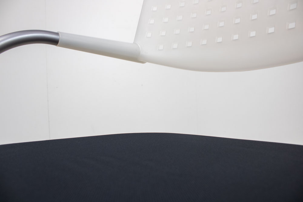 Gebrauchter Vitra Visavis Besucherstuhl Schwarz-Weiß mit Kufengestell