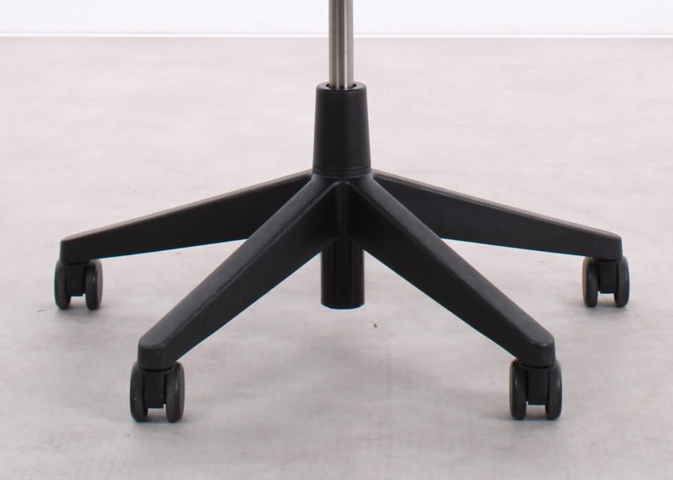 Schwarzes Fußkreuz mit Rollen des Haworth Comforto 5965 Bürostuhls
