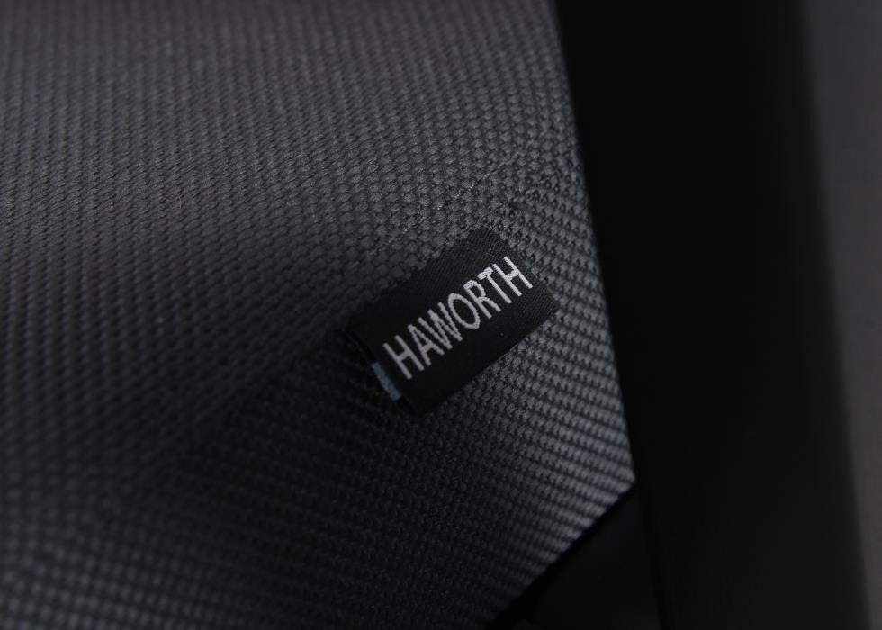 Haworth Logo auf der Sitzfläche des Comforto 5965 Bürostuhls