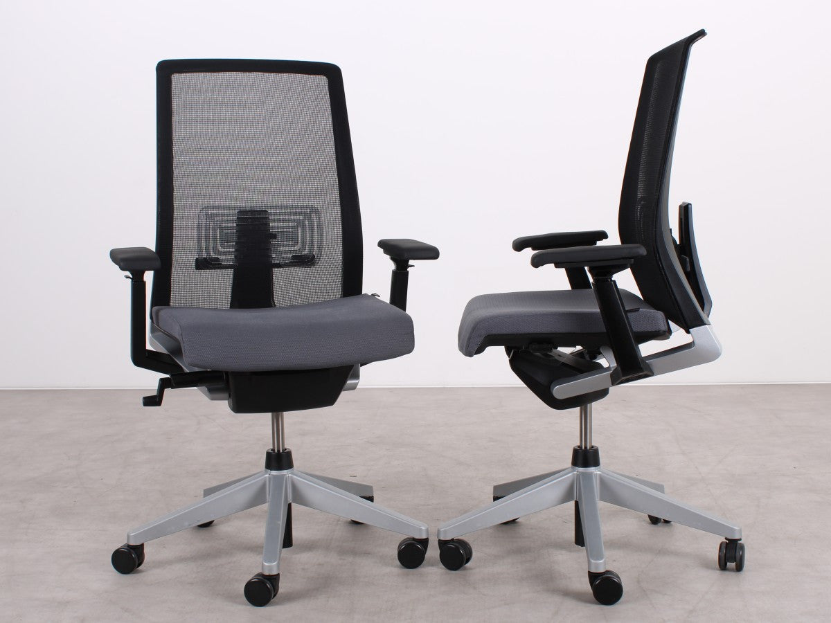 Haworth Comforto Very 6265 ergonomischer Bürostuhl in Grau und Schwarz, Vorder- und Seitenansicht