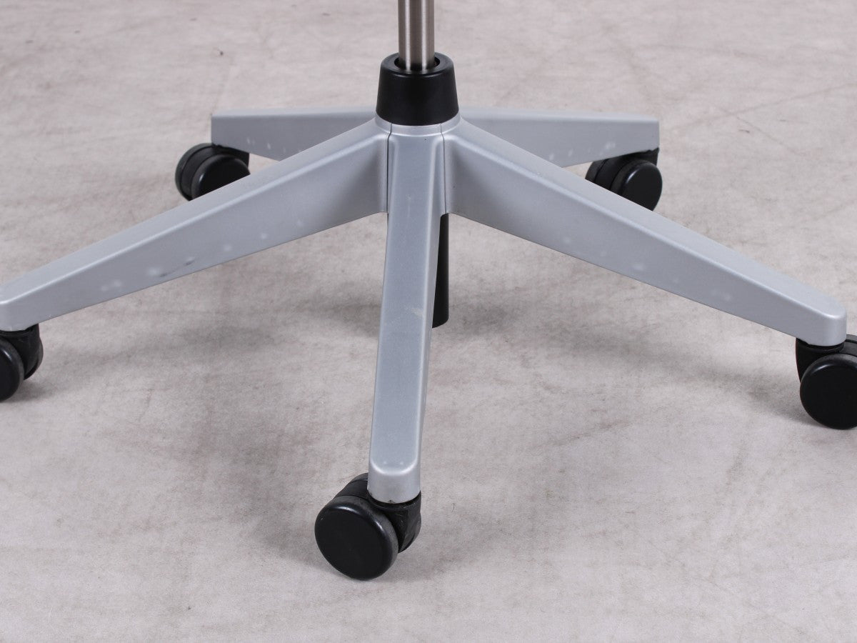 Graues Fußkreuz des Haworth Comforto Very 6265 mit Rollen